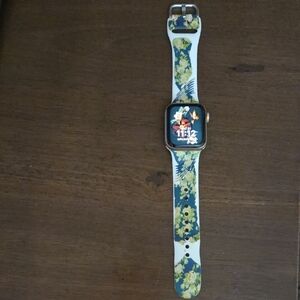 Floral Pattern Smartwatch with White and Yellow Accents
